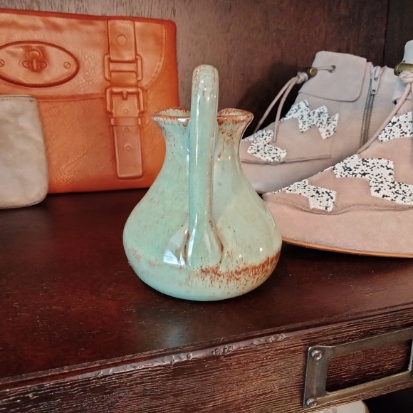 Artist Signed Cottier Pine Ridge Sioux small pitcher - Picture 5 of 6